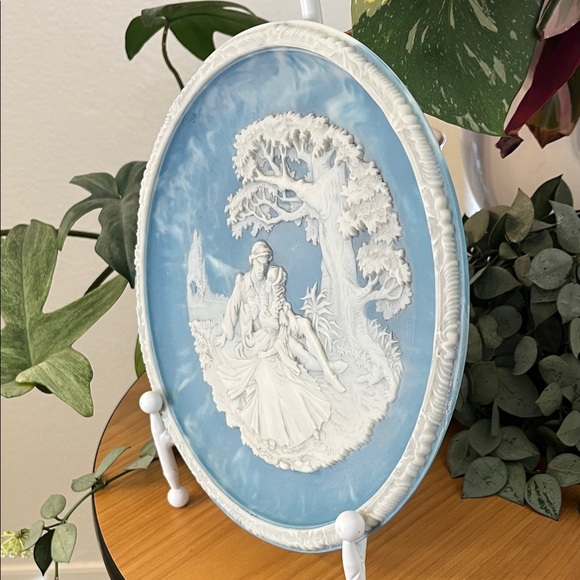 “Your Fair Eyes” Incolay Cameo Stone Plate Vintage 1988 EUC - Picture 4 of 8